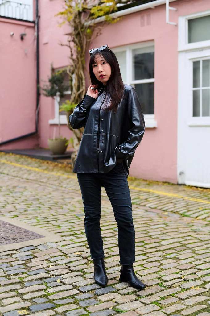 Bag over the shoulder, hands in pockets